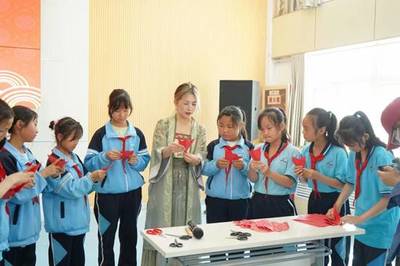 雙語架橋，童心傳韻 我校師生赴移民小學開展“道中華之美”文化展演交流活動